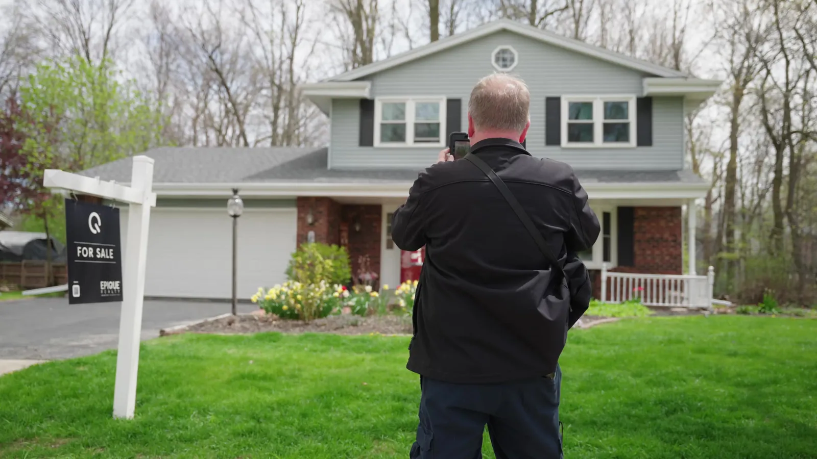Homesight inspector documenting a for-sale home for a pre-listing inspection